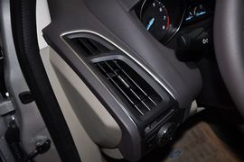 2012款福特福克斯两厢1.6L手自一体风尚型