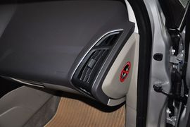 2012款福特福克斯两厢1.6L手自一体风尚型