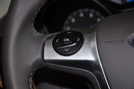 2012款福特福克斯两厢1.6L手自一体风尚型