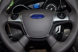 2012款福特福克斯两厢1.6L手自一体风尚型