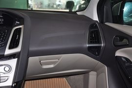 2012款福特福克斯两厢1.6L手自一体风尚型