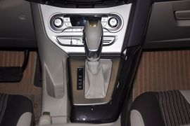 2012款福特福克斯两厢1.6L手自一体风尚型