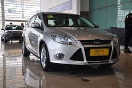 2012款福特福克斯两厢1.6L手自一体风尚型