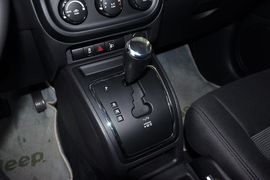 2013款Jeep自由客2.4L炫黑运动版