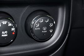 2013款Jeep自由客2.4L炫黑运动版