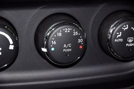 2013款Jeep自由客2.4L炫黑运动版