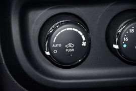 2013款Jeep自由客2.4L炫黑运动版