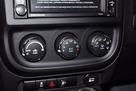 2013款Jeep自由客2.4L炫黑运动版