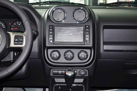 2013款Jeep自由客2.4L炫黑运动版