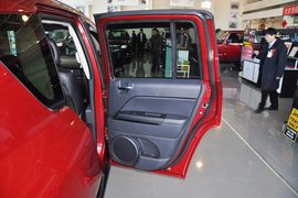 2013款Jeep指南者2.4L炫黑导航版