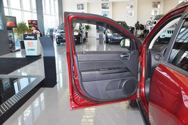 2013款Jeep指南者2.4L炫黑导航版