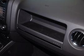 2013款Jeep指南者2.4L炫黑导航版