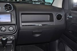 2013款Jeep指南者2.4L炫黑导航版