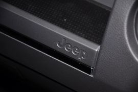 2013款Jeep指南者2.4L炫黑导航版