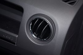2013款Jeep指南者2.4L炫黑导航版