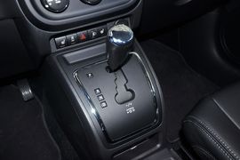 2013款Jeep指南者2.4L炫黑导航版