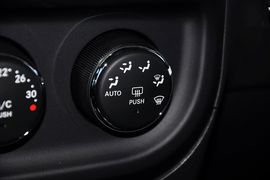 2013款Jeep指南者2.4L炫黑导航版