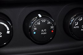 2013款Jeep指南者2.4L炫黑导航版