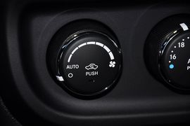 2013款Jeep指南者2.4L炫黑导航版