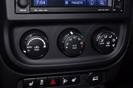 2013款Jeep指南者2.4L炫黑导航版