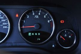 2013款Jeep指南者2.4L炫黑导航版