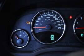2013款Jeep指南者2.4L炫黑导航版