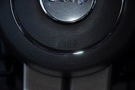 2013款Jeep指南者2.4L炫黑导航版
