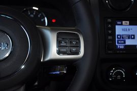 2013款Jeep指南者2.4L炫黑导航版