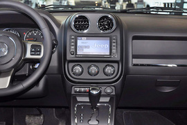 2013款Jeep指南者2.4L炫黑导航版
