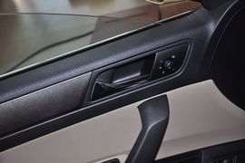 2013款大众全新桑塔纳1.6L自动舒适版