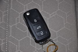 2013款大众全新桑塔纳1.6L自动舒适版