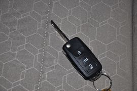 2013款大众全新桑塔纳1.6L自动舒适版