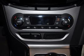 2012款福特福克斯两厢1.6L手动风尚型