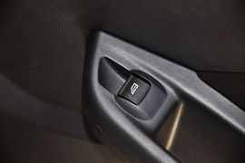 2012款福特福克斯三厢1.6L自动风尚型