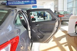 2012款福特福克斯三厢1.6L自动风尚型