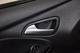 2012款福特福克斯三厢1.6L自动风尚型
