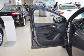 2012款福特福克斯三厢1.6L自动风尚型