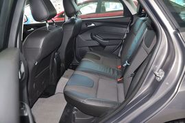 2012款福特福克斯三厢1.6L自动风尚型