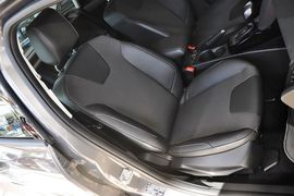 2012款福特福克斯三厢1.6L自动风尚型