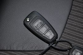 2012款福特福克斯三厢1.6L自动风尚型