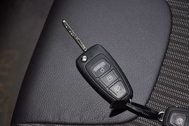 2012款福特福克斯三厢1.6L自动风尚型