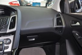2012款福特福克斯三厢1.6L自动风尚型