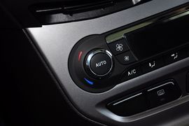 2012款福特福克斯三厢1.6L自动风尚型