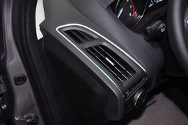 2012款福特福克斯三厢1.6L自动风尚型