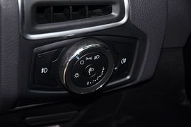 2012款福特福克斯三厢1.6L自动风尚型