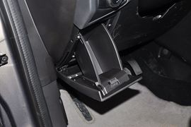 2012款福特福克斯三厢1.6L自动风尚型