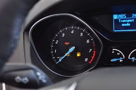 2012款福特福克斯三厢1.6L自动风尚型