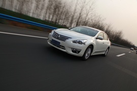 2013款新世代天籁试驾