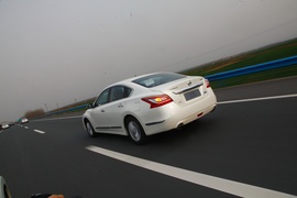 2013款新世代天籁试驾