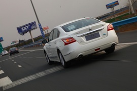 2013款新世代天籁试驾